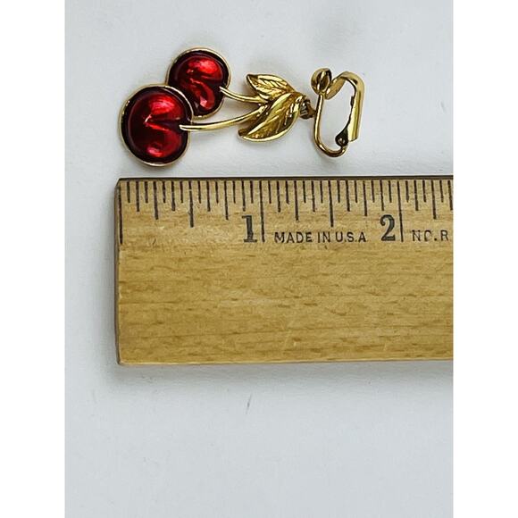 Vintage AVON EARRINGS Clip On RED FRUIT ENAMEL GOLD TONE CHERRY DANGLE Leaves Sl - Picture 10 of 12